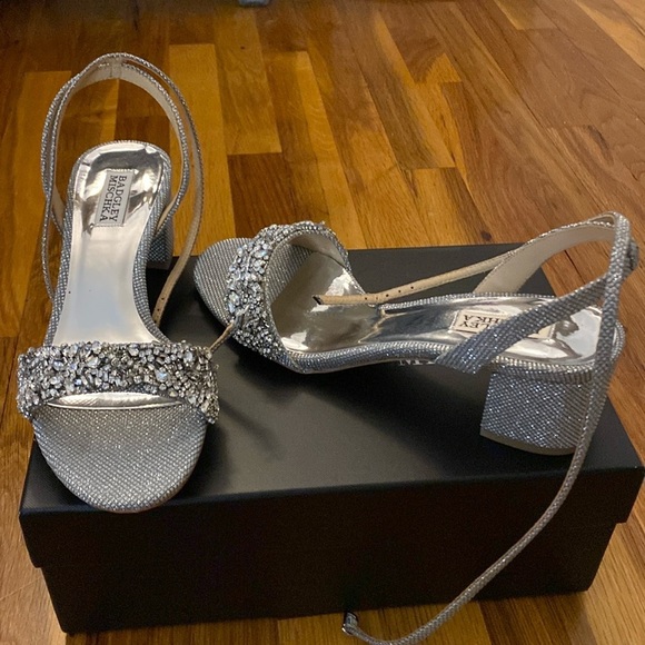 Badgley Mischka Women’s Silver Sparkly Heels Size 6 - Picture 1 of 9